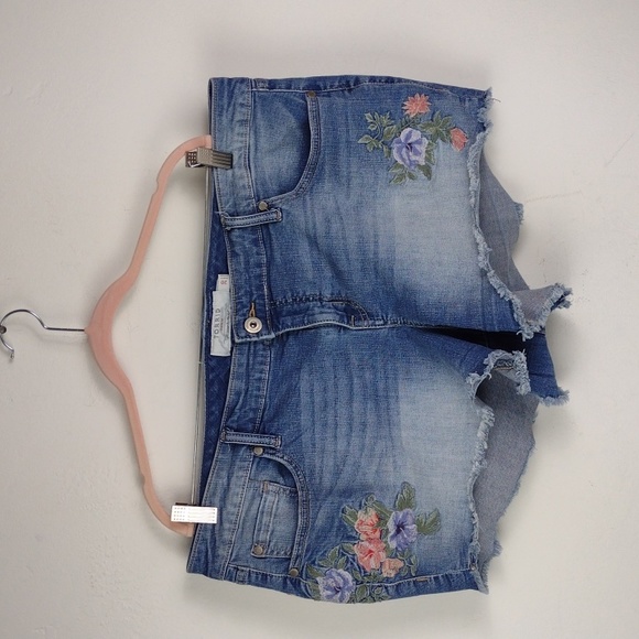 Torrid Embroidered Strategically Faded Cut Off Jean Perfect Summer Shorts EUC - Picture 11 of 13